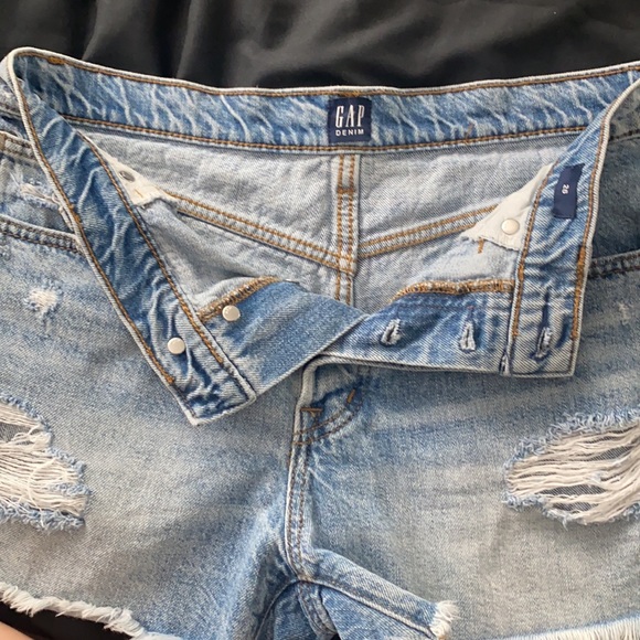 Gap distressed Light wash jean shorts. size 26. High waisted. - Picture 3 of 4